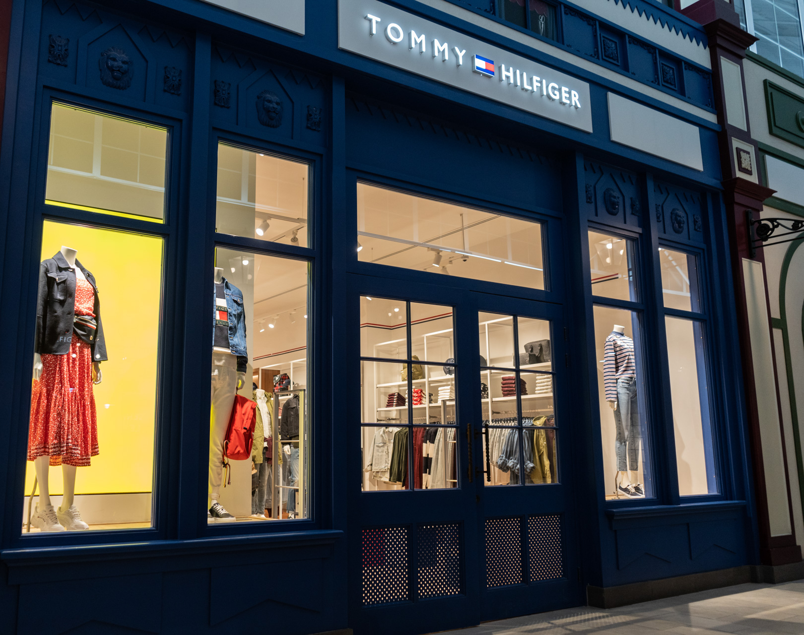 curtain Pledge Re-paste Tommy Hilfiger opens its first outlet in Romania - Business Review