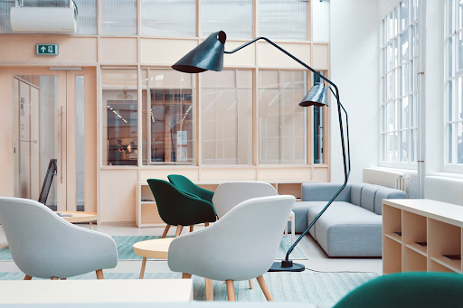 4 Great Uses Of Modern Materials For Furniture And Offices In Commercial Buildings
